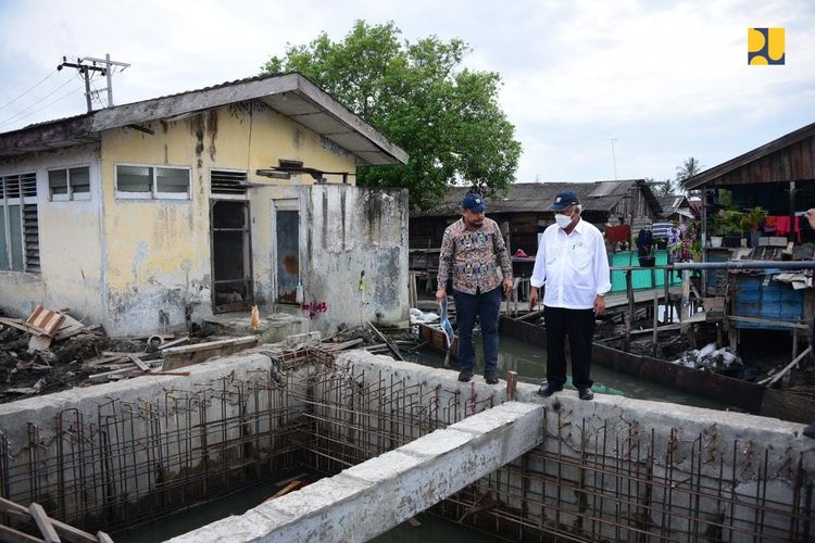 Menteri Pekerjaan Umum dan Perumahan Rakyat (PUPR) Basuki Hadimuljono saat meninjau pembangunan prasarana pengendalian banjir rob di Kecamatan Medan Belawan, Kota Medan, Kamis (9/2/2023).