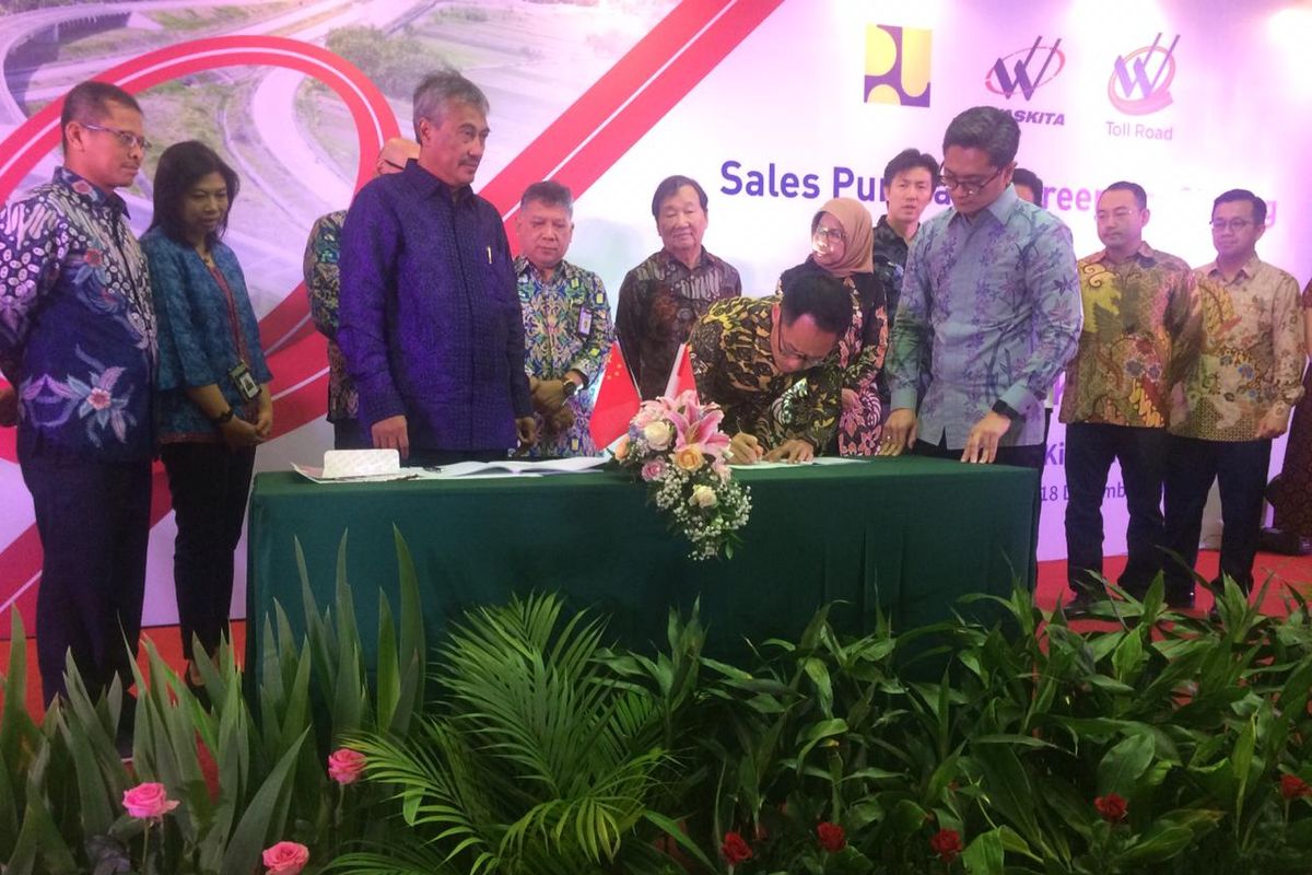 Penandatanganan divestasi saham antara PT Waskita Toll Road (WTR) dan investor asal Hong Kong, Kings Key Limited (KKL), di Kementerian PUPR, Rabu, (18/12/2019).