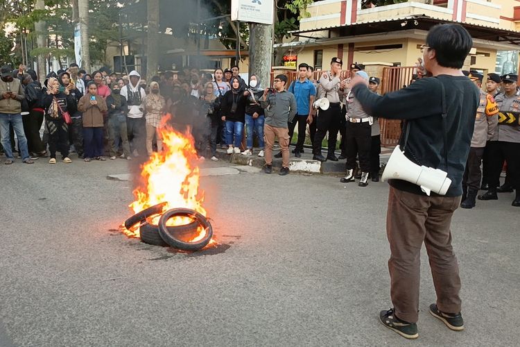 Massa yang menamakan Aliansi Masyarakat Peduli Pemilu Damai melakukan demontrasi di depan Mapolresta Bandung, Soreang, Kabupaten Bandung, Jawa Barat, Selasa (19/3/2024).