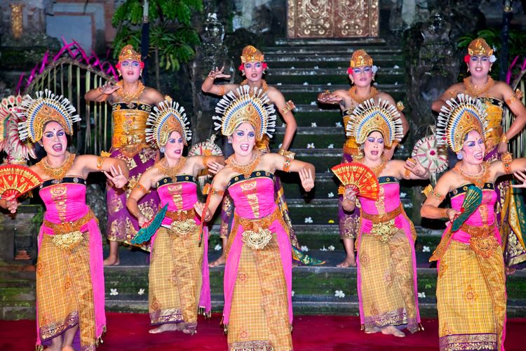 Pertunjukan Tari Janger oleh Janger Cahpa Warsa di daerah Ubud.