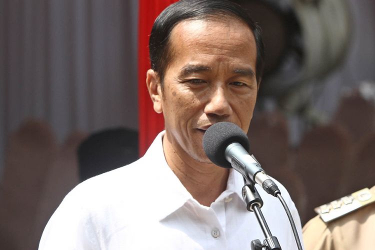 Presiden Jokowi berbicara kepada wartawan usai melakukan pencoblosan pada putaran kedua Pilkada DKI Jakarta di TPS 04 Gambir Jakarta Pusat, Rabu (19/4/2017). Pada kesempatan itu, presiden meyakini Pilkada berjalan aman dan menghasilkan gubernur yang terbaik dan terpercaya untuk Jakarta.