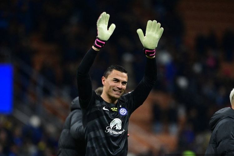 Kiper berdarah Indonesia, Emil Audero, menyapa suporter usai melalui laga tanpa kebobolan pada duel pekan ke-30 Liga Italia 2023-2024 antara Inter vs Empoli di Stadion Giuseppe Meazza, 1 April 2024. (Photo by Piero CRUCIATTI / AFP)