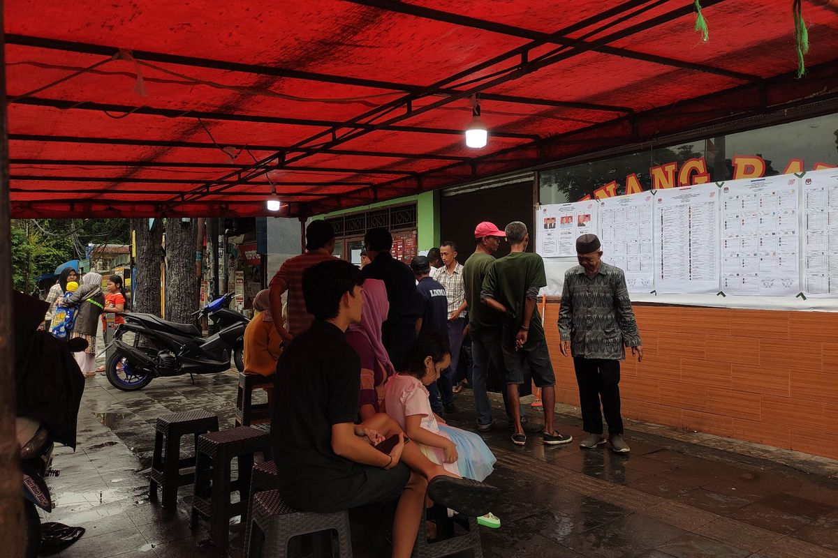 Warga Kampung Lebak Pilar, RW 03, Kelurahan Sempur, Kecamatan Bogor Tengah, Kota Bogor, Jawa Barat, sedang mengantre di TPS 10 untuk mencoblos, Rabu (14/2/2024). Uniknya TPS 10 tersebut berada di dalam rumah makan padang.