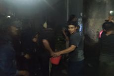 Kebakaran Rumah di Gambir, Warga Berjibaku Oper Ember Isi Air