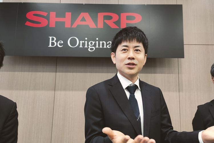 Hirofumi Okamoto selaku President of Sharp Corporation?s TV Systems Business Unit Sharp di peluncuran TV XLED di pabrik Sakai, Osaka, Jepang, Kamis (18/5/2023).