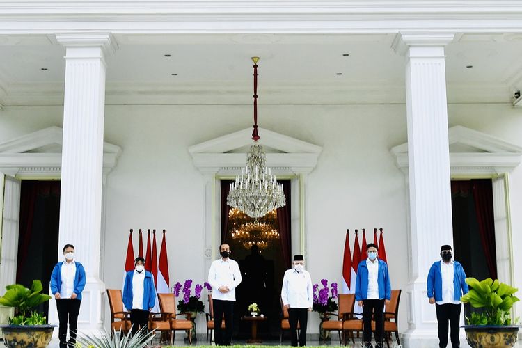 Presiden Joko Widodo (keempat dari kiri) didampingi Wapres Ma'ruf Amin (keempat dari kanan) berfoto bersama dengan enam menteri baru di Kabinet Indonesia Maju Jilid 2 usai diumumkan di Istana Merdeka, Jakarta, Selasa (22/12/2020). Keenam orang calon menteri hasil kocok ulang (reshuffle) tersebut antara lain Tri Rismaharini sebagai Menteri Sosial, Sakti Wahyu Trenggono sebagai Menteri Kelautan dan Perikanan, Yaqut Cholil Qoumas sebagai Menteri Agama, Budi Gunadi Sadikin sebagai Menteri Kesehatan, Sandiaga Salahudin Uno sebagai Menteri Pariwisata dan Ekonomi Kreatif serta M Lutfi sebagai Menteri Perdagangan. 
