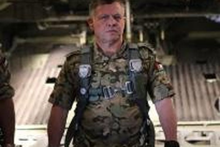 Raja Abdullah II saat berdiri untuk foto dalam sesi pelatihan militer pada Juli 2014.