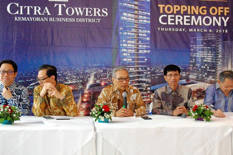 President Director PT Ciputra Residence, Budiarsa Sastrawinata, saat prosesi penutupan atap perkantoran Citra Towers di Kemayoran, Jakarta Pusat, Kamis (8/3/2018). 