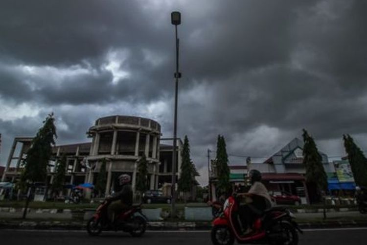 Awan hitam Cumulonimbus bergelayut di langit Lhokseumawe, Aceh, 22 Oktober lalu. BMKG menyebut mayoritas wilayah Aceh dan Sumatera Utara kini memasuki masa transisi peralihan musim. 