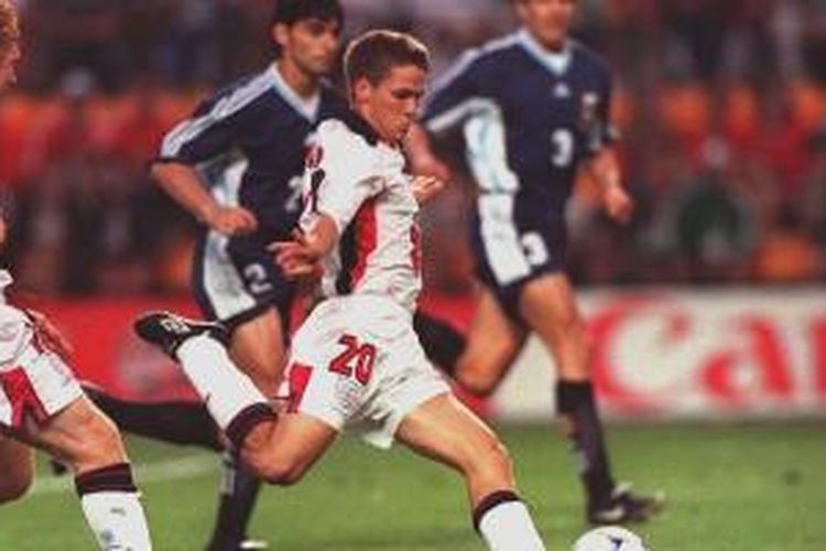 Michael Owen saat mencetak gol ke gawang Argentina di PD 1998