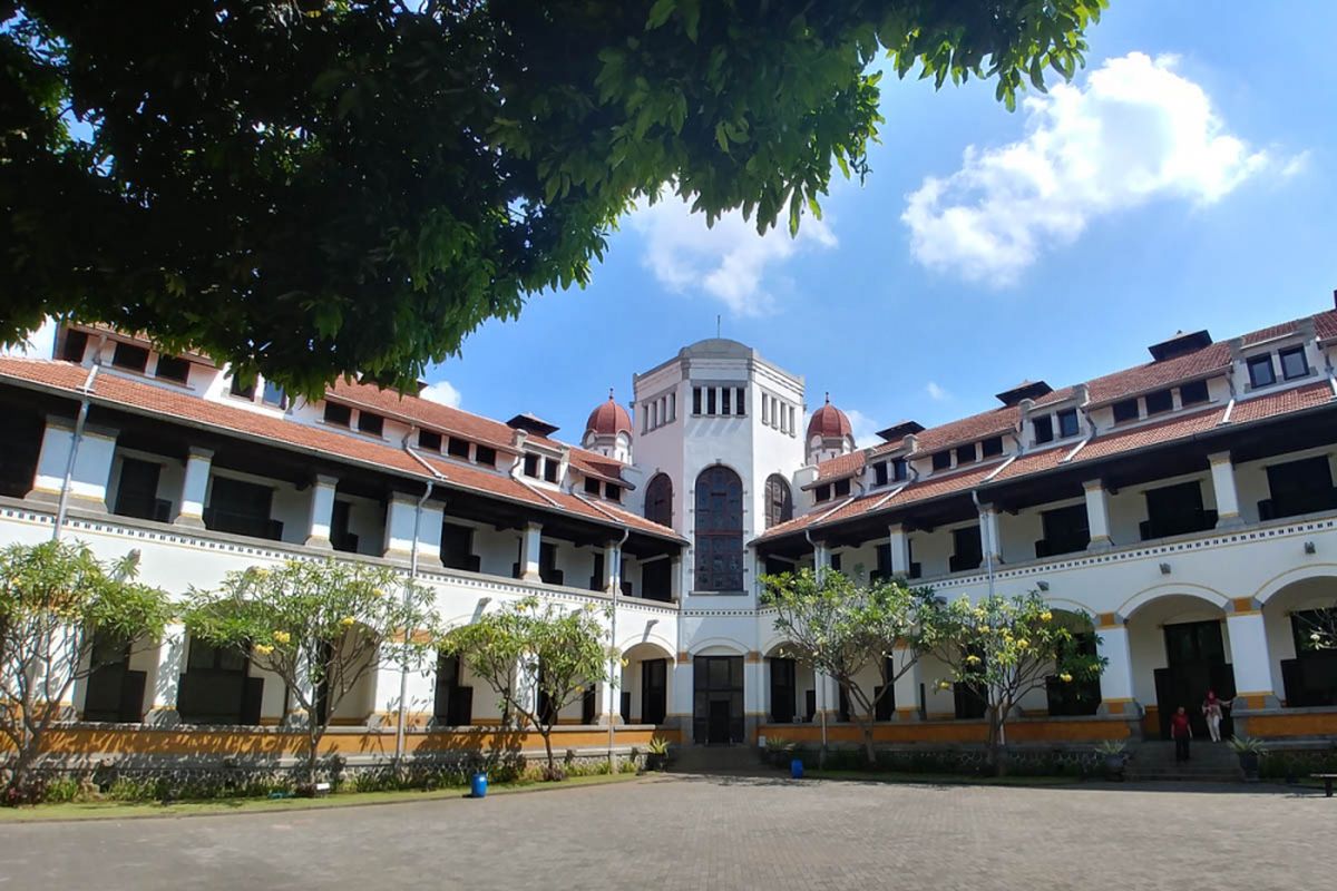 Kamera wide angle LG G6 bisa dipakai untuk mendapatkan perspektif menarik, misalnya untuk memperlihatkan luasnya bangunan Lawang Sewu dalam contoh ini.