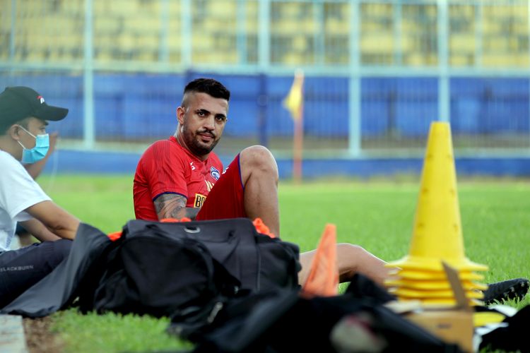 Pemain asing Arema FC Caio Ruan menepi karena ada masalah dengan otot pahanya ditengah latihan perdana bersama untuk persiapan Piala Menpora 2021 di Stadion Kanjuruhan Kabupaten Malang, Jawa Timur, Senin (22/02/2021) sore. 