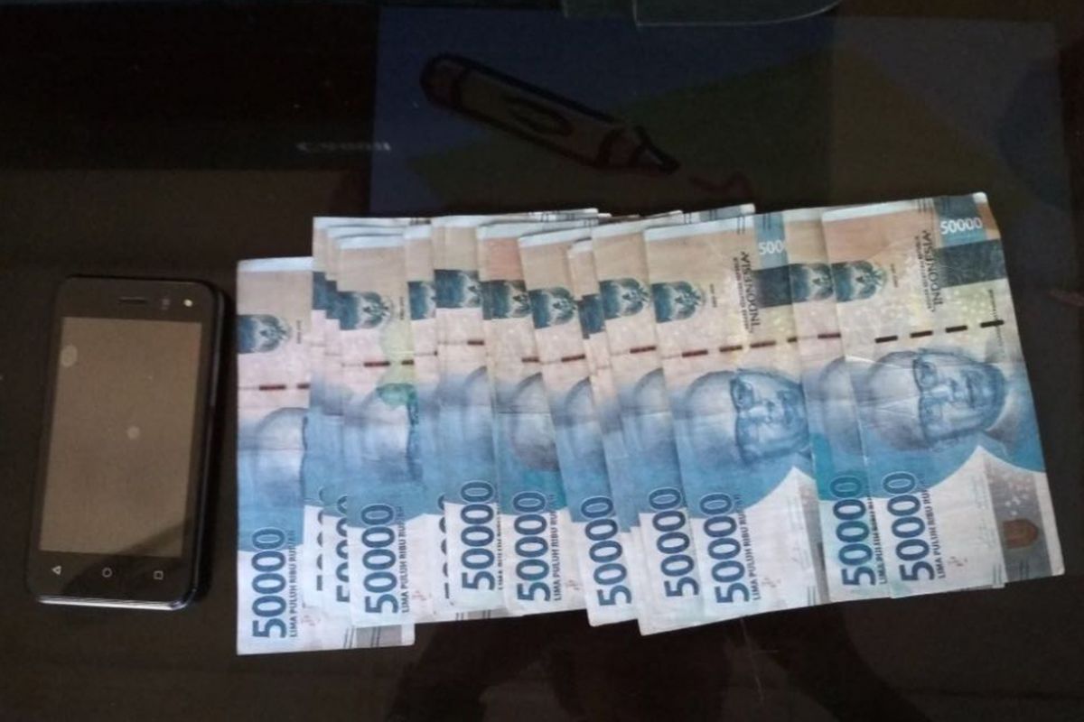 Satuan Reskrim Polres Blora menunjukkan uang palsu pecahan Rp 50.000 senilai Rp 1,4 juta, Jumat (20/4/2018).