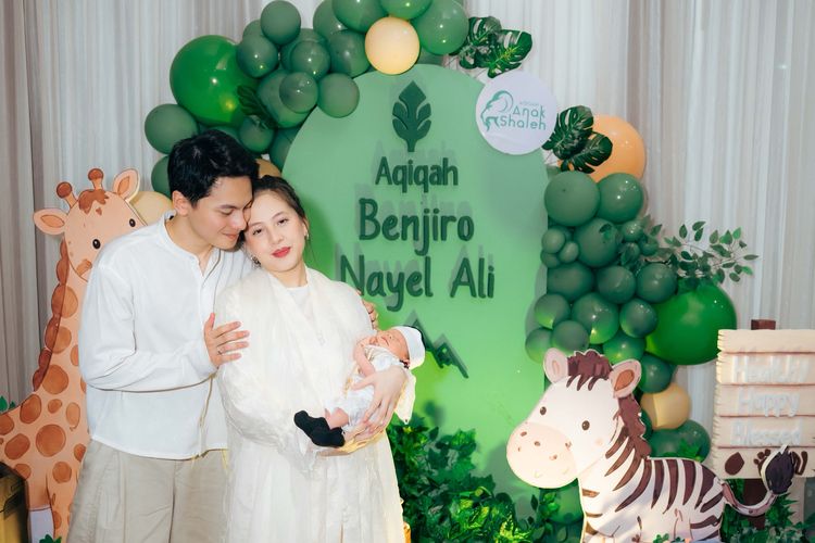 Gaya Adhisty Zara dan Abdullah Tsaqib saat Akikah Anak, Serasi dengan Nuansa Putih