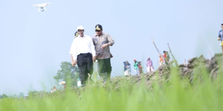 Menteri Pertanian Andi Amran Sulaiman bersama Gubernur Sumatera Selatan Herman Deru meninjau lahan sawah pasang surut di Desa Telang Rejo, Kecamatan Muara Telang, Kabupaten Banyuasin, Sumatera Selatan, Kamis (6/12/2018).
