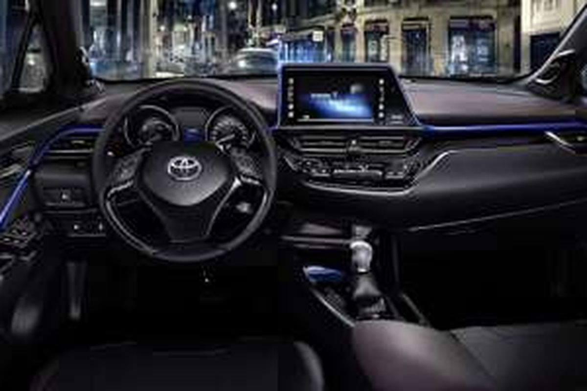 Interior Toyota CH-R yang sporty dan modern.
