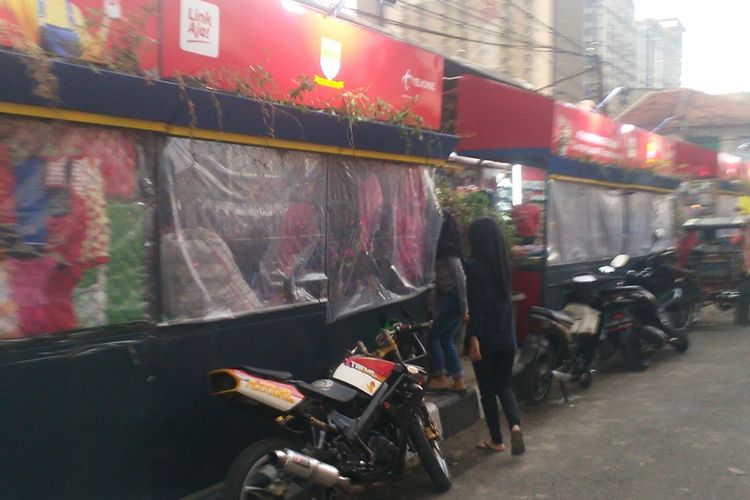 Tenda besi selebar 75 sentimeter yang disediakan Pemerintah Kota Bandung untuk menata PKL di wilayah Cicadas.