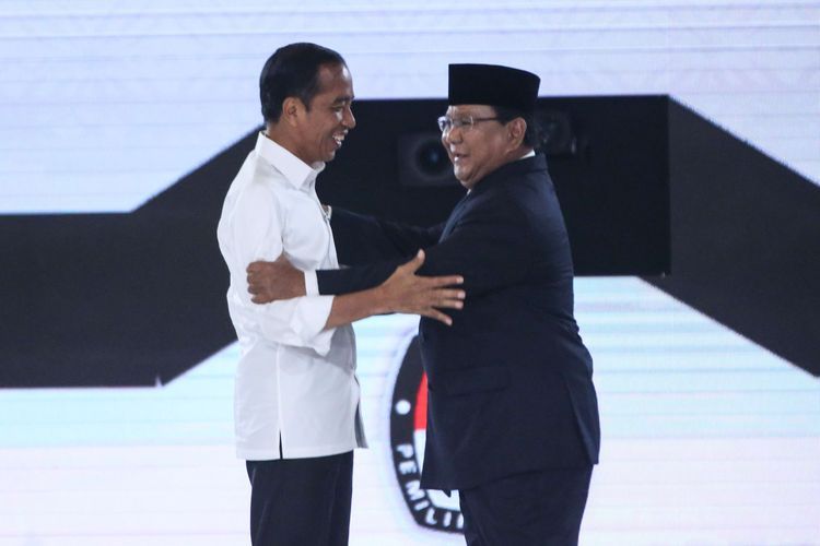 Calon presiden no urut 01 Joko Widodo (kiri) dan Calon presiden no urut 02 Prabowo Subianto pada Debat Keempat Calon Presiden Pemilu 2019 di Jakarta, Sabtu (30/3/2019).