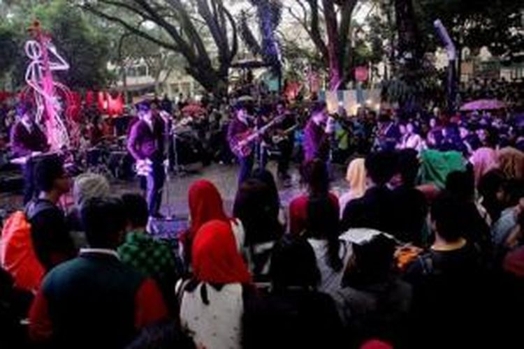 Penampilan sejumlah grup band asal Bandung memeriahkan peluncuran Taman Musik Centrum di Jalan Belitung, Bandung, Jawa Barat, Minggu (2/3). Taman ini menjadi taman kelima yang direvitalisasi oleh Pemerintah Kota Bandung dari total lebih kurang 600 taman yang akan direvitalisasi.