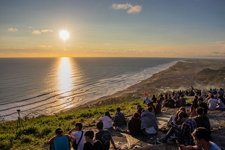 Menjelang Matahari Terbenam di Bukit Paralayang Watugupit, Yogyakarta, Minggu (19/1/2020). Destinasi ini menjadi salah satu tempat melihat sunset di Gunungkidul, DIY.