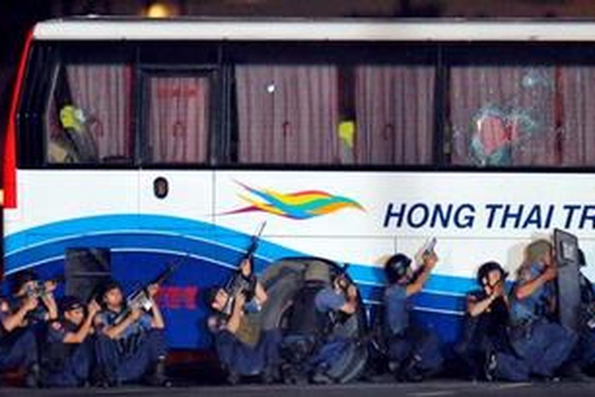 Polisi Filipina melakukan penyergapan bus Hong Thai Travel yang dibajak seorang pria bersenjata di Manila, Senin (23/8/2010.