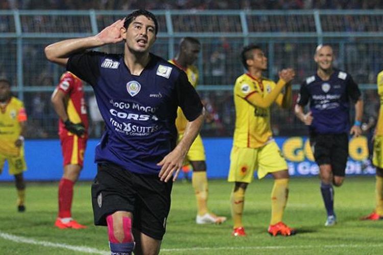 Esteban Vizcarra merayakan gol Arema ke gawang Sriwijaya FC, Minggu (22/11/2015).