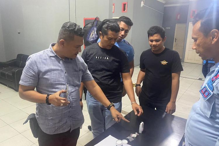 Petugas Rumah Tahanan Negara (Rutan) Pekanbaru, Riau, menemukan narkotika jenis sabu di dalam paket makanan yang dititipkan seorang wanita berinisial TPS (31), Kamis (6/4/2023).