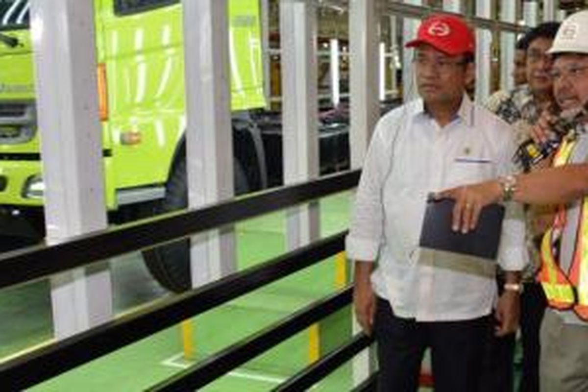 Menteri Perindustrian mendapat penjelasan dari karyawan Hino.