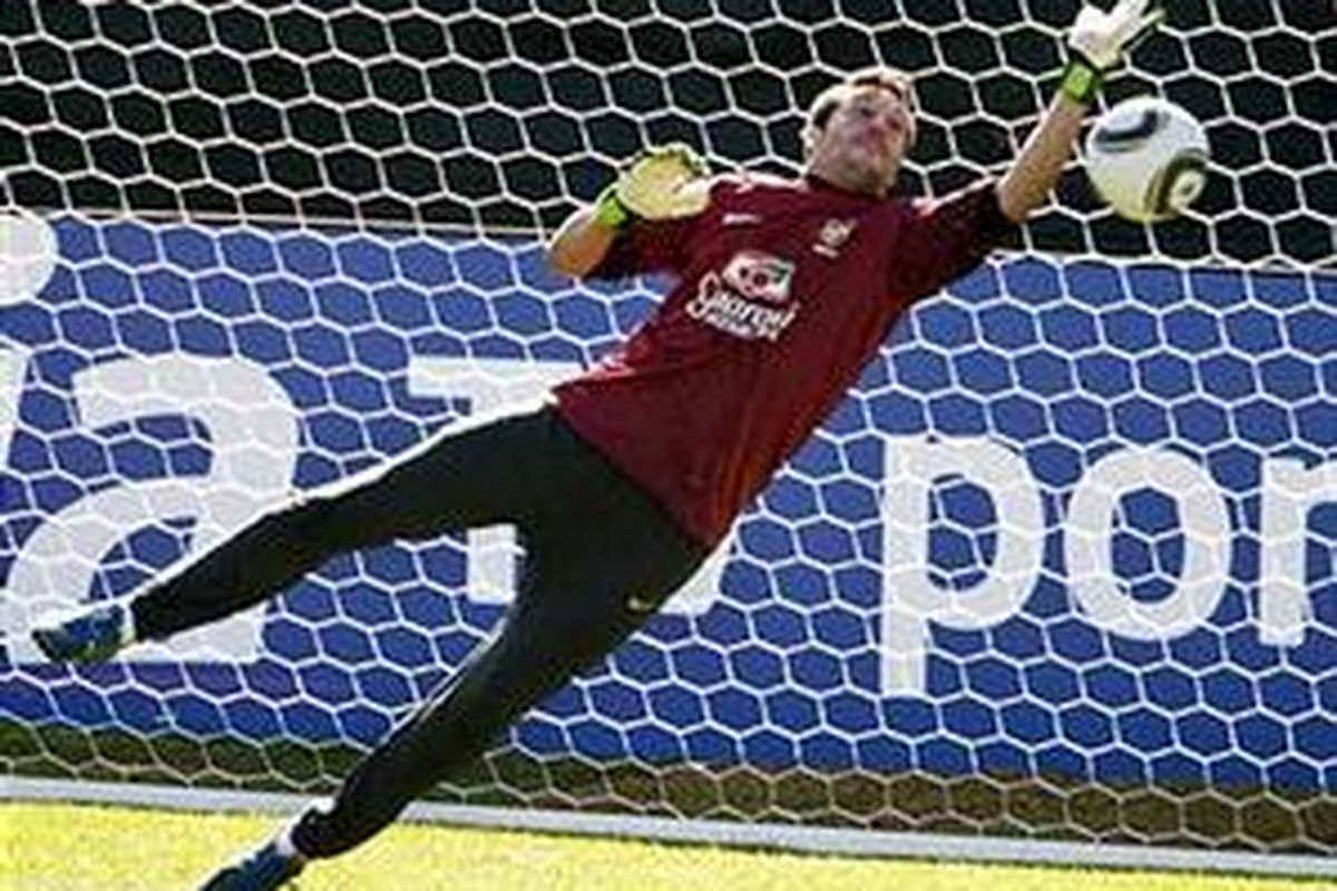 Kiper utama Brasil, Julio Cesar, mengalami cedera punggung.