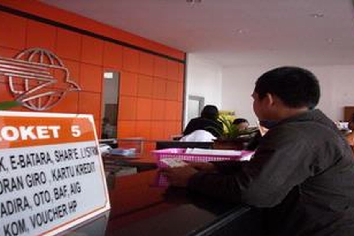 Setiap pengirim paket pos wajib menunjukkan kartu indentitas dan nomor telepon. Hal itu dilakukan untuk antisipasi teror bom paket yang marak belakangan ini.