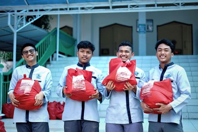 Kolaborasi Warung Padang Payakumbuah dan Dompet Dhuafa bahagiakan 1.000 yatim, lansia dan dhuafa dengan membagikan paket sembako, Minggu (14/7/2024).