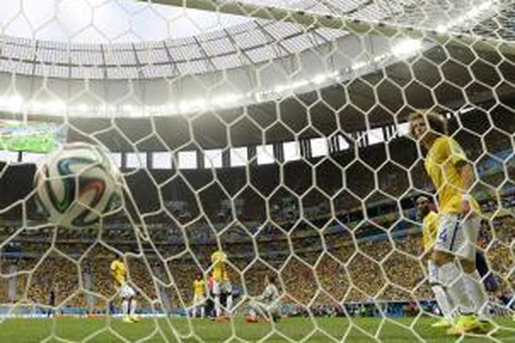 Pemain-pemain Brasil melihat bola hasil tembakan pemain Belanda Daley Bind bersarang di gawang mereka, pada laga perebutan tempat ketiga Piala Dunia, di Estadio Nacional, Brasilia, Sabtu (12/7/2014).