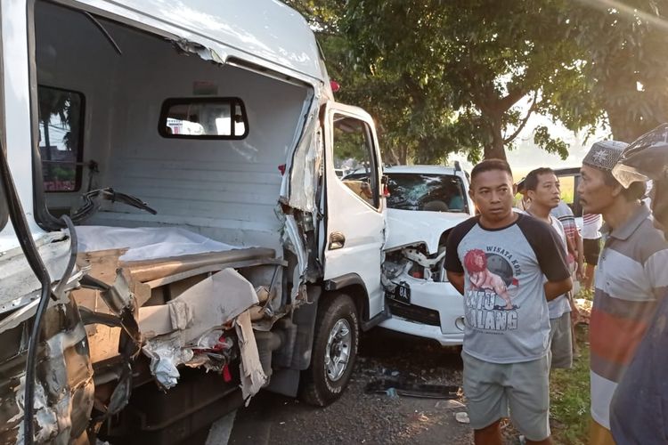 Ambulans yang terlibat kecelakaan dengan mobil Towing dan Rumah. 