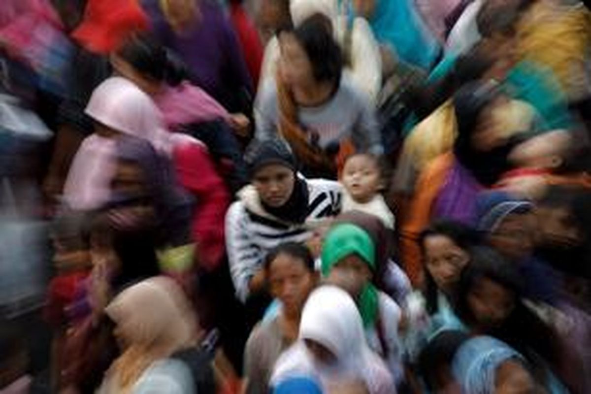 Warga antre masuk ke Masjid Istiqlal, Jakarta, Selasa (30/8/2011) untuk mendapat zakat. Sebanyak 2000 paket zakat dibagikan Menteri Agama Suryadarma Ali dalam rangka Idul Fitri.  