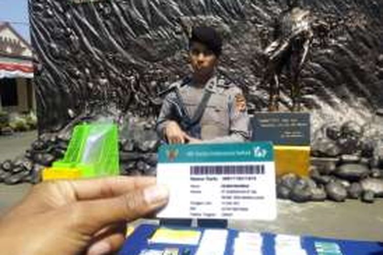 Kartu Indonesia Sehat (KIS) palsu yang turut disita polisi dari tangan sindikat pemalsu kartu BPJS Kesehatan