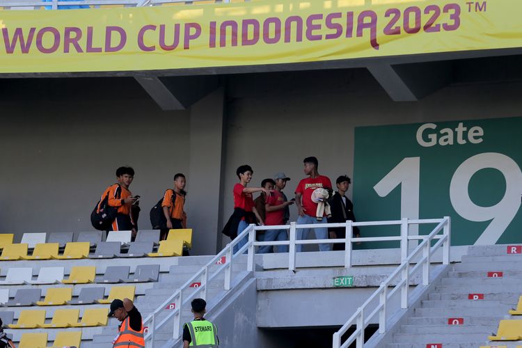 Sejumlah suporter saat menyaksikan babak 16 besar Piala Dunia U17 2023 Indonesia Timnas Mali melawan Meksiko yang berakhir dengan skor 5-0 di Stadion Gelora Bung Tomo Surabaya, Jawa Timur, Selasa (21/11/2023) sore.