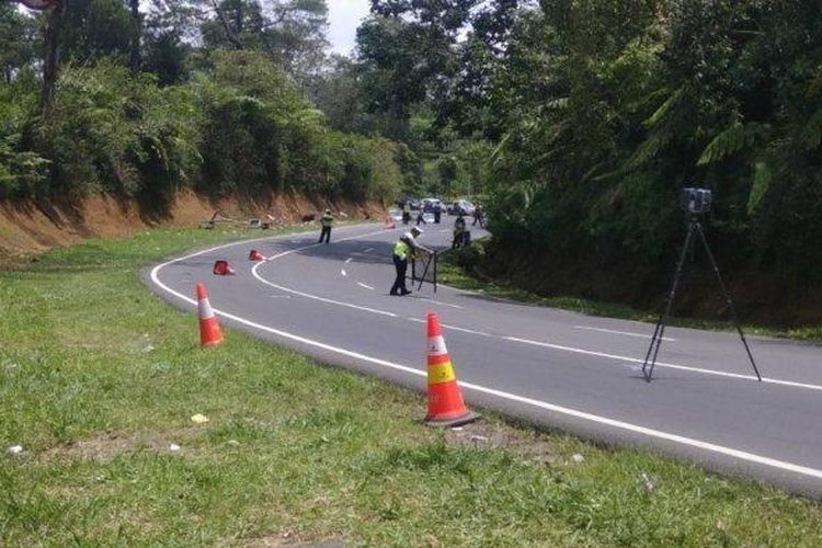 Jalur berkelok yang terkenal dengan sebutan Tanjakan Emen di Subang, Jawa Barat.