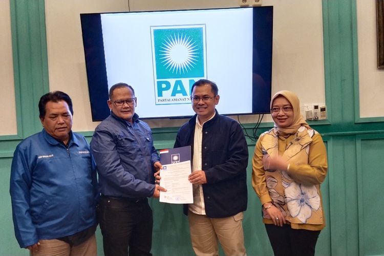 Pasangan bakal calon wali kota dan bakal calon wakil wali Kota Bandung, Arfi Rafnialdi-Yena Masoem, mendapatkan dukungan dari Partai Amanat Nasional (PAN) pada Pilkada Kota Bandung 2024, di Bandung, Rabu (28/8/2024).
