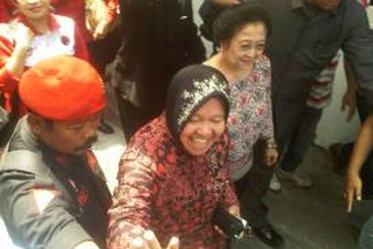 Risma kawal Megawati ke rumah tempat kelahiran Soekarno di Surabaya.