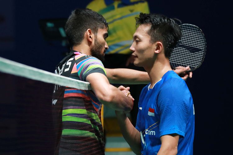 Pebulu tangkis tunggal putra Indonesia, Ihsan Maulana Mustofa (kanan), usai bertanding melawan Kidambi Srikanth pada babak pertama Malaysia Open 2019, di Axiata Arena, Kuala Lumpur, Malaysia, Rabu (3/4/2019).