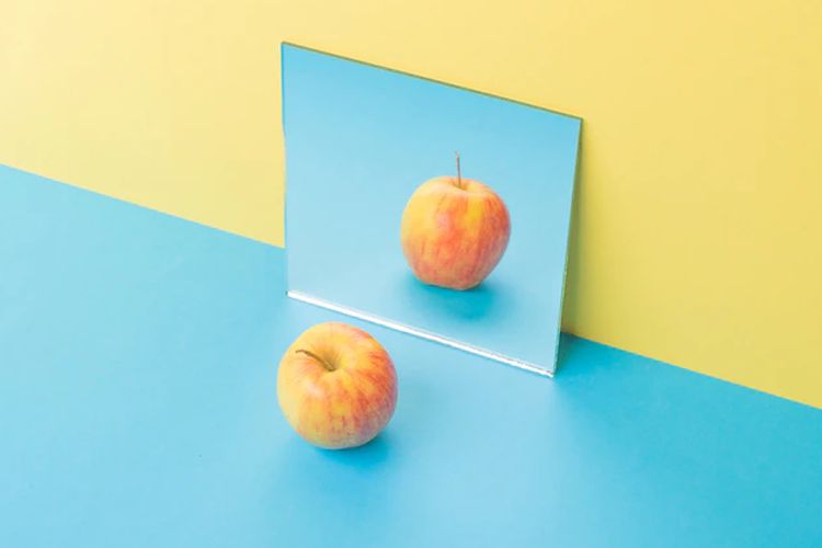Cermin datar yang memantulkan bayangan sebuah apel