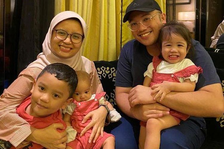 lmira mengungkapkan, peran dalam membimbing dan mendidik anak-anaknya memang belum banyak bisa dibagi dengan suaminya yang sedang menjalani pendidikan konsultan dan juga sibuk dengan tugasnya sebagai dokter yang menangani pasien Covid 19 di tiga rumah sakit yang berbeda. 