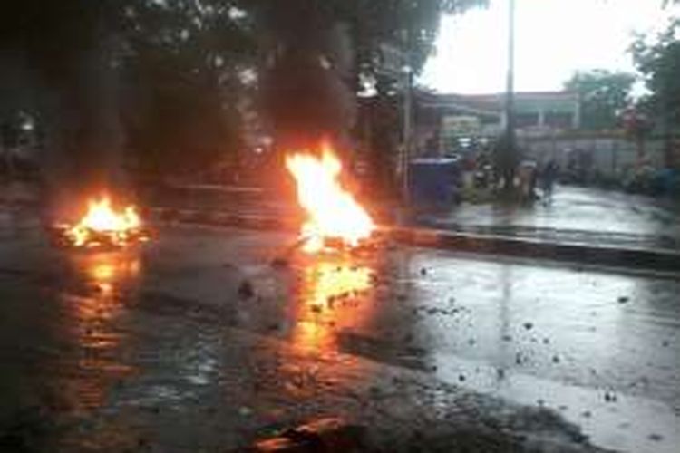 6 unit motor patroli polisi di jajaran Polrestabes Makassar dibakar mahasiswa di depan SPBU Jl Sultan Alauddin yang berdekatan dengan kampus Universitas Muhammadiyah di Jl Sultan Alauddin, Makassar, Jumat (28/10/2016).