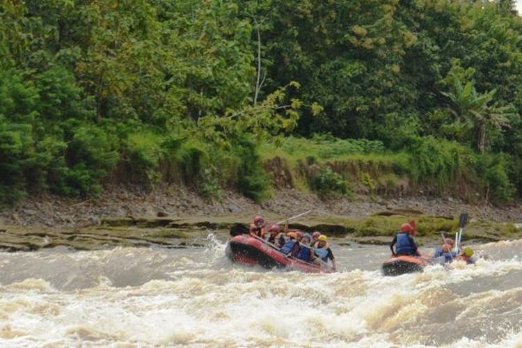 Belasan wisatawan dari blogger dan awak media, rafting di Sungai Bogowonto, Purworejo dalam famtrip DInporapar Jawa Tengah, Rabu (15/2/2017). Karakter jeram yang rapat dan sambung menyambung di sungai Bogowonto, menjadi tantangan tersendiri.