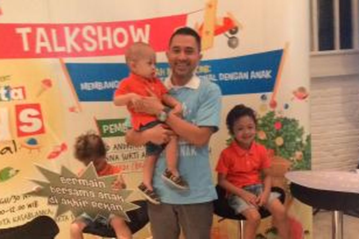 Lukman Sardi beserta ketiga buah hatinya dalam talkshow Ayah Masa Kini: Membangun Kedekatan Emosional dengan Anak di Kota Kasablanka, Minggu (30/11/2014).