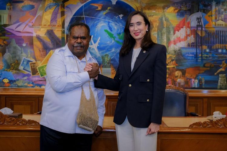 Gubernur Papua Barat Daya, Elisa Kambu bertemu dengan Menteri Pariwisata Widiyanti Putri Wardhana di Gedung Sapta Pesona, Jakarta, Rabu (4/6/2025).