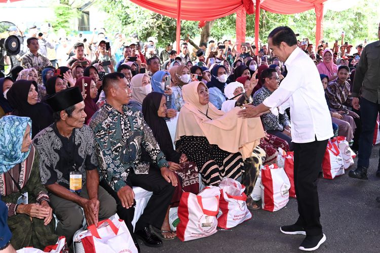 Presiden Joko Widodo menyerahkan bantuan pangan cadangan beras pemerintah kepada keluarga penerima manfaat (KPM) di Gudang Bulog Batangase, Kabupaten Maros, Sulawesi Selatan, Kamis (22/2/2024).