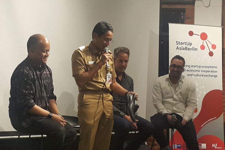 Wakil Gubernur DKI Jakarta Sandiaga Uno menunjukkan sepatu pantofel berwarna hitam yang dipakainya saat menghadiri acara Startup AsiaBerlin di Jakarta Smart City (JSC) Hive, Kuningan, Jakarta Selatan, Selasa (24/10/2017) sore.