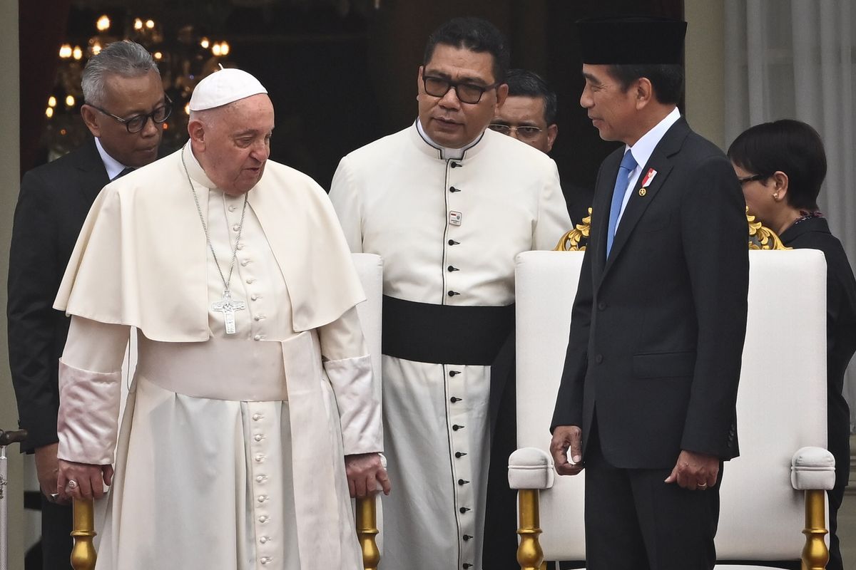 Peran Busana Putih dalam Simbolisme dan Penilaian Paus Fransiskus