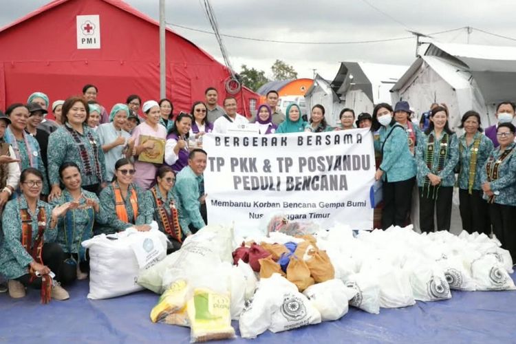Kunjungi RSUD Ruteng NTT, TP PKK dan TP Posyandu Pusat Salurkan Bantuan Masyarakat Terdampak Bencana Manggarai